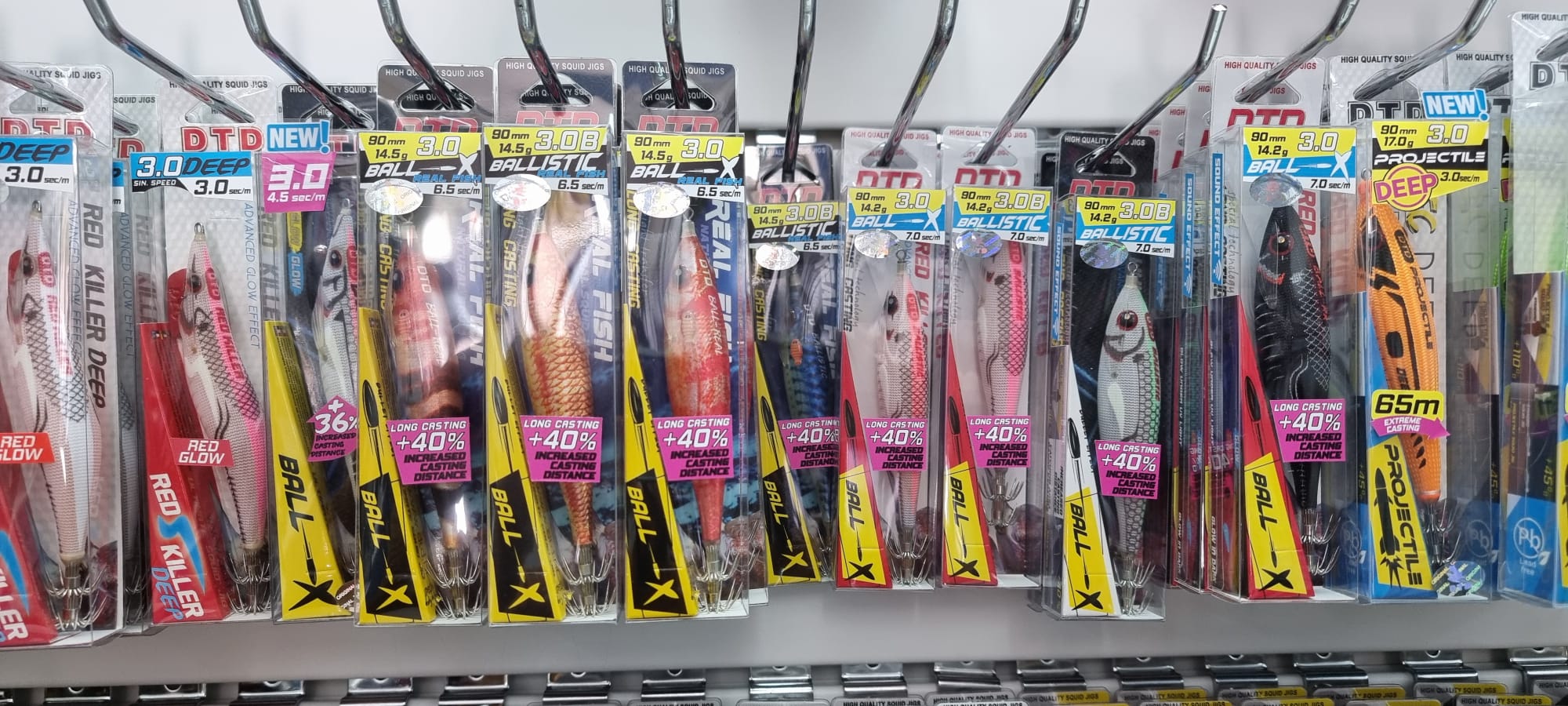 Totanare DTD Ballistic e Red Killer in blister appese all'espositore, con scritte «Ball-X» e «+40% casting distance